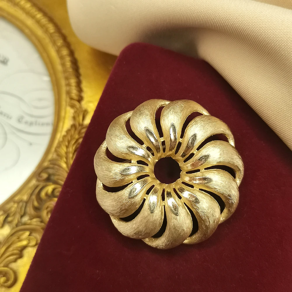 trifari刷金大丽花胸针[2501202-071]