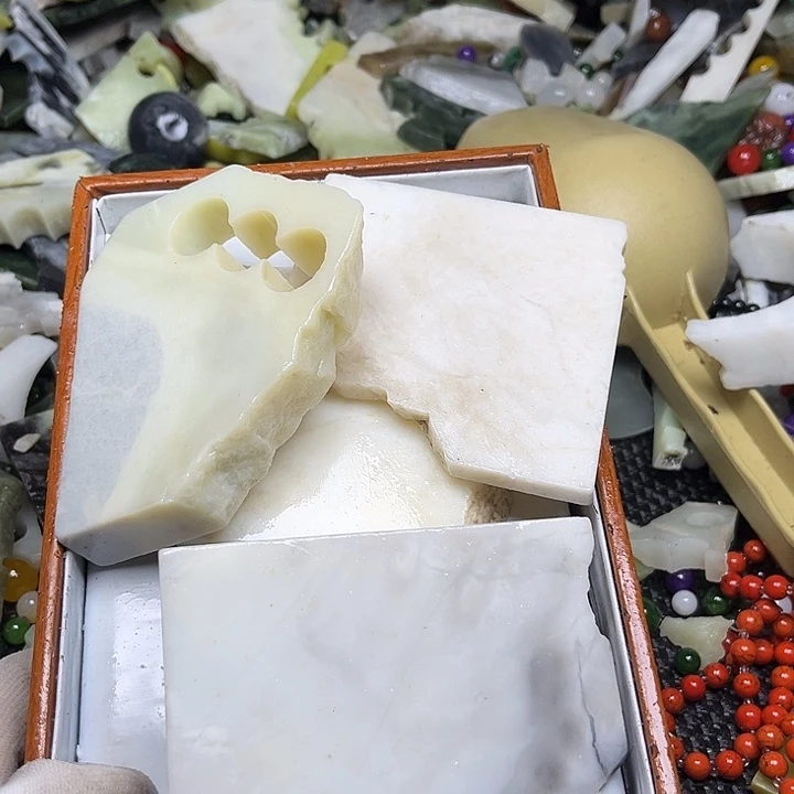 未镶嵌透闪石质玉珠宝奇石y**n