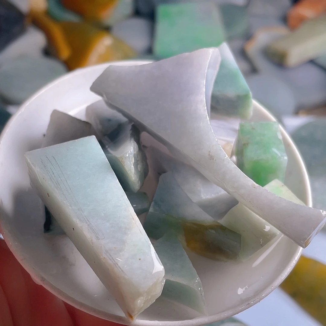 颈饰未镶嵌翡翠。