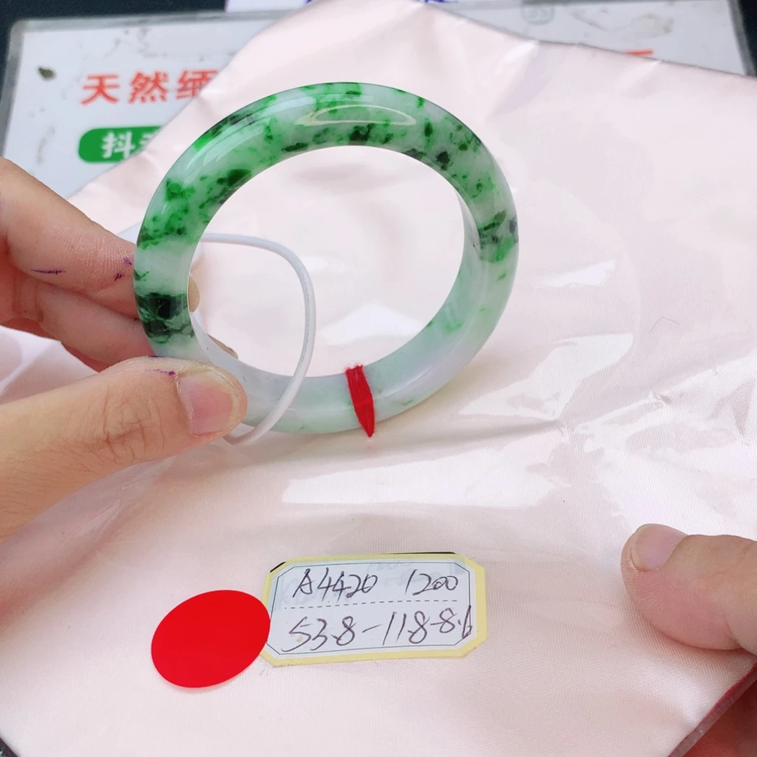 翡翠手镯未镶嵌翡翠