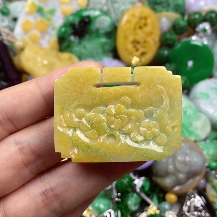 翡翠未镶嵌吊坠(赠链)