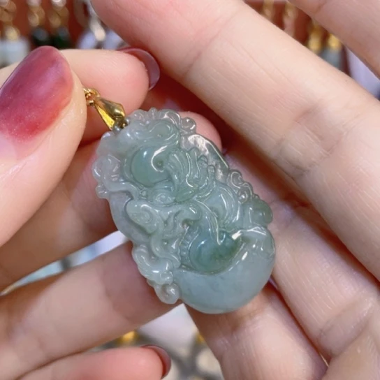 翡翠未镶嵌颈饰龙牌吊坠