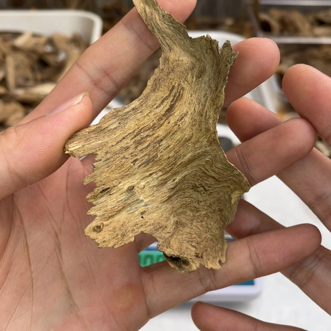 沉香沉香碎屑香港天然红土地下阁3.8克