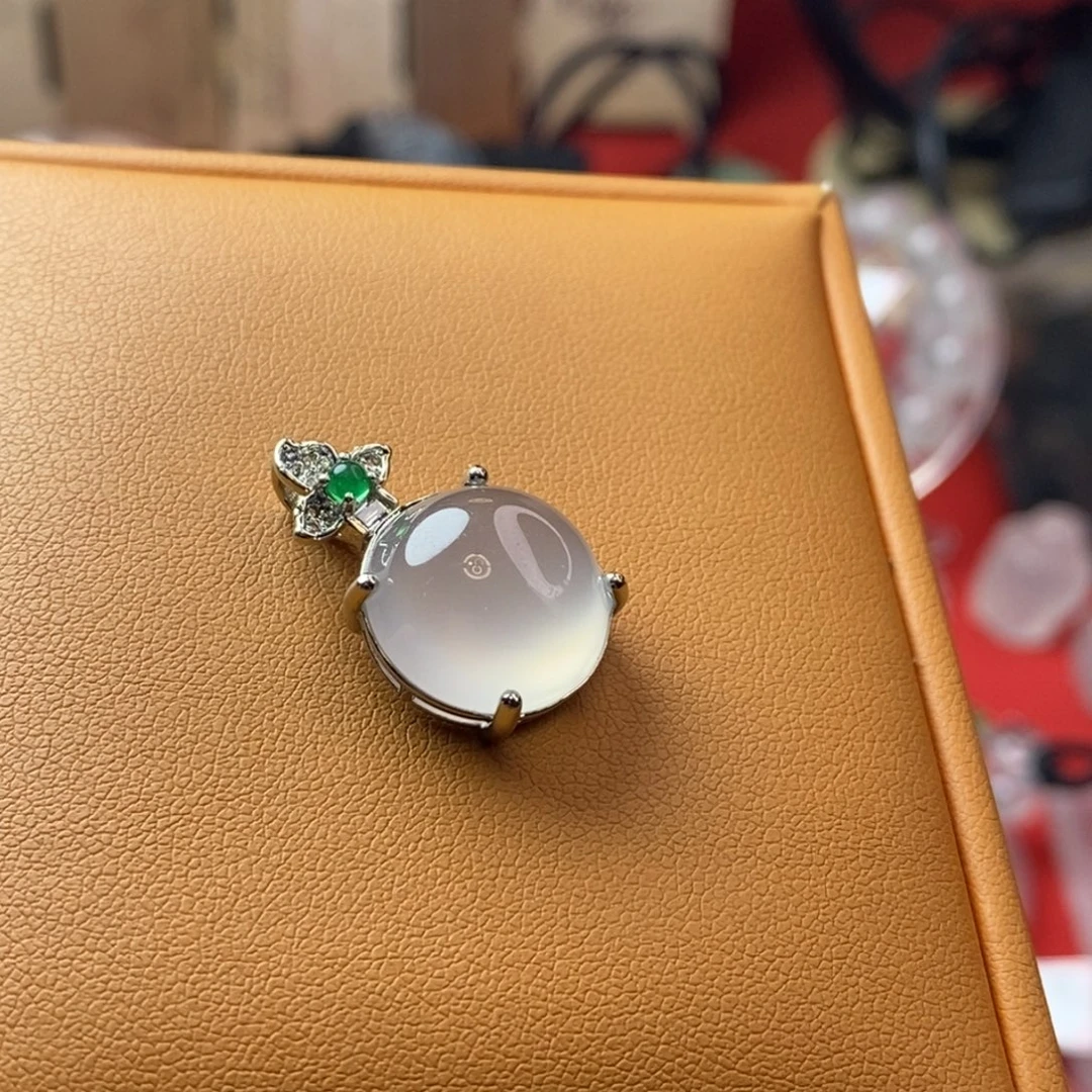 石英质玉合金吊坠