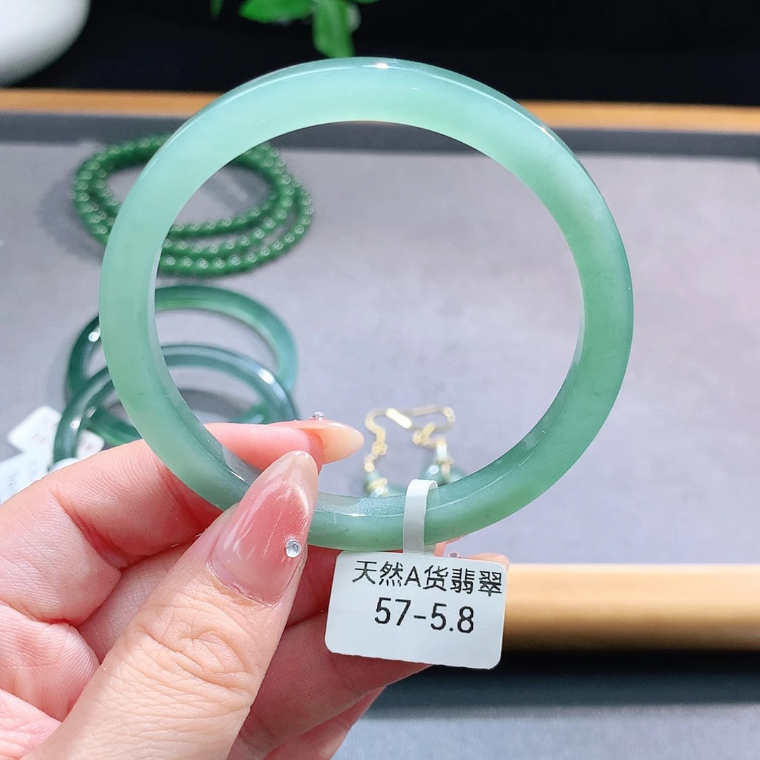 未镶嵌手镯（圆镯）翡翠