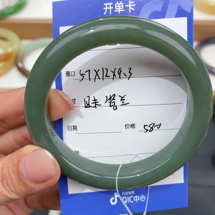 如***昔和田玉未镶嵌手镯