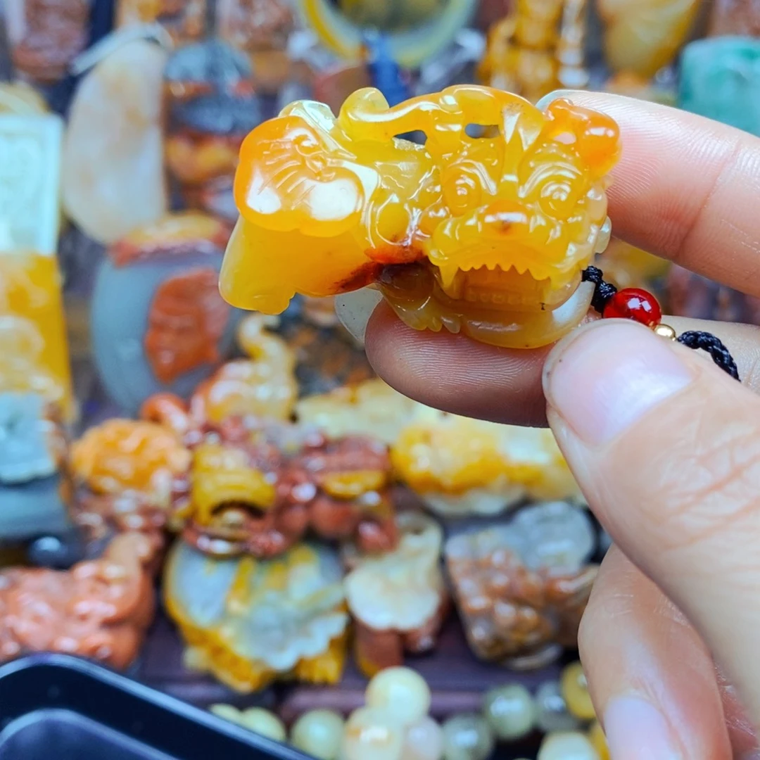 石英质玉（黄龙玉）未镶嵌颈饰