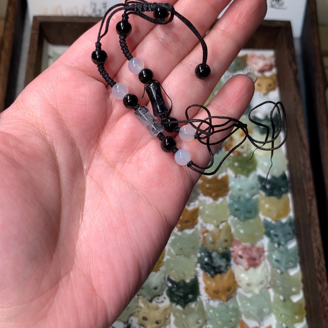 陳***_蛇纹石玉未镶嵌颈饰