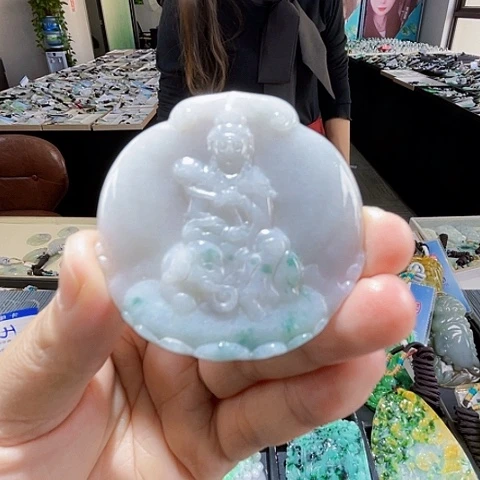 翡翠未镶嵌颈饰一个