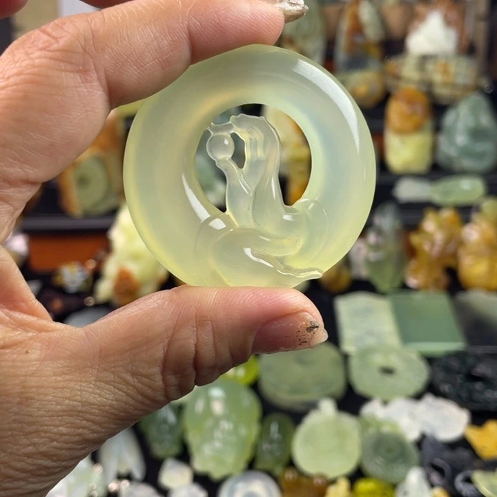 蛇纹石玉颈饰合金盛**年