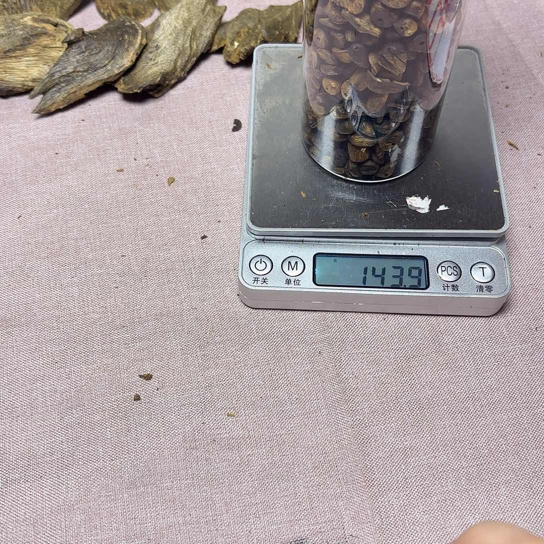 红***鱼木奇楠瑕疵散树丁+散珠144克