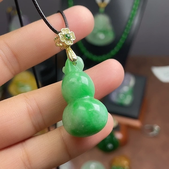 翡翠未镶嵌吊坠(赠链)