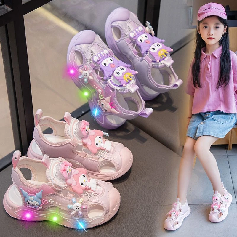 库乐米女童亮灯鞋2025夏季新款儿童包头凉鞋实心软底镂空公主鞋子