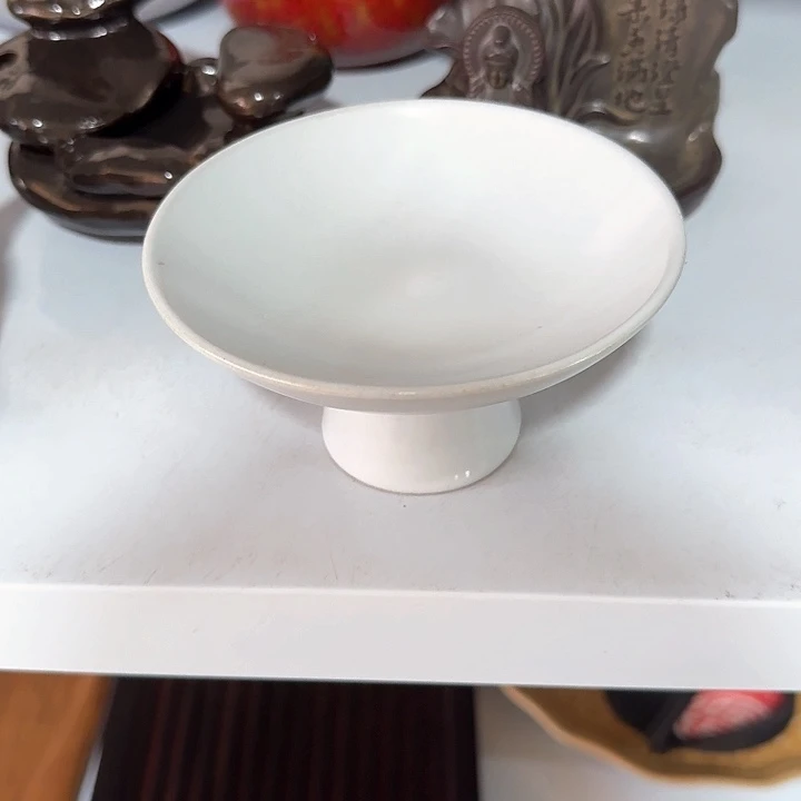 主人杯一个，瓷。。品茗