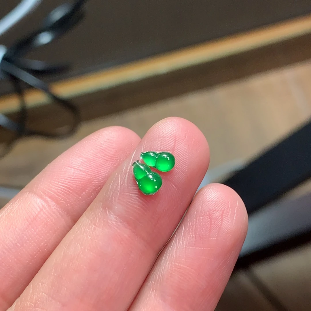 翡翠未镶嵌颈饰绿葫芦