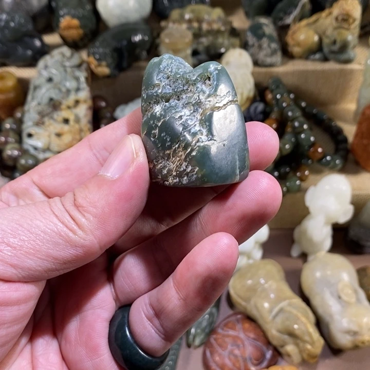 透闪石质玉未镶嵌挂件