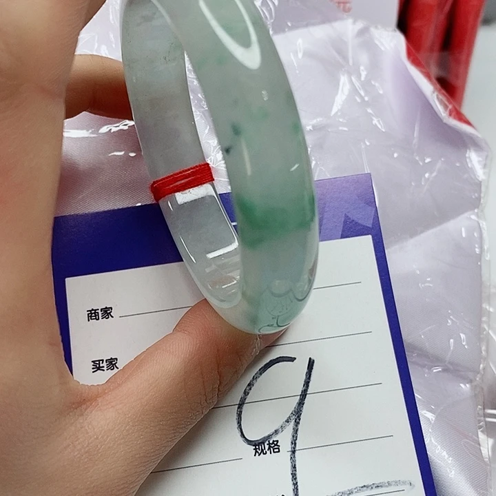 翡翠手镯未镶嵌翡翠