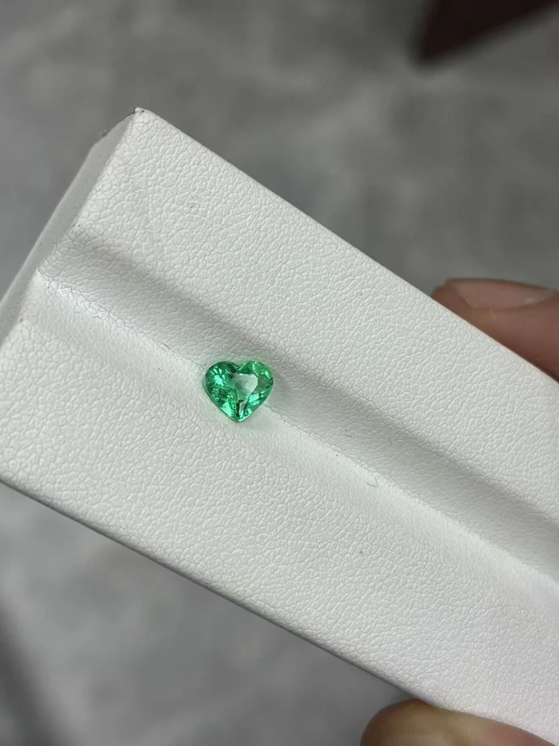 天然赞比亚祖母绿心形切割裸石一粒0.445克拉