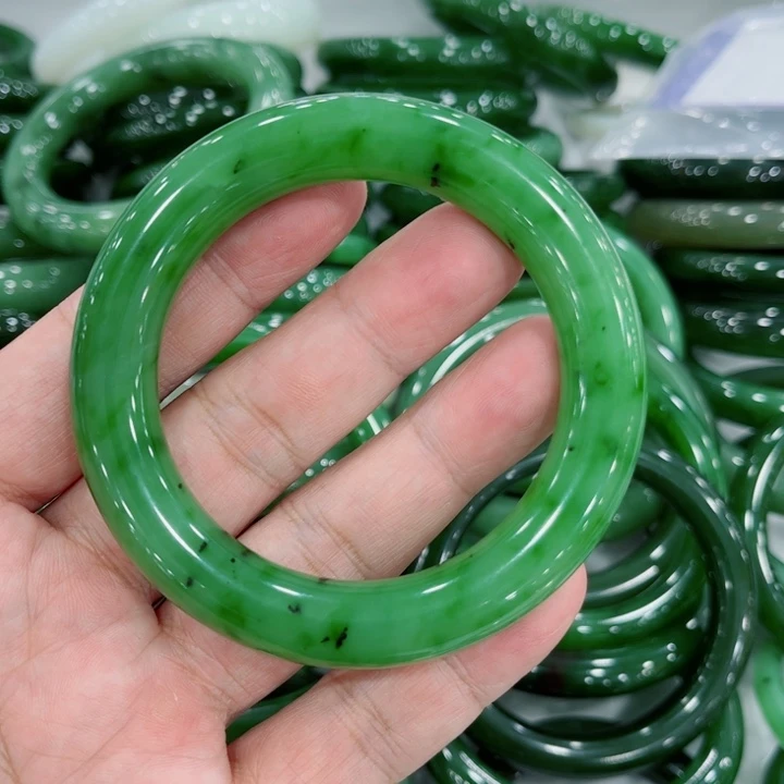 钟***姐和田玉未镶嵌手镯