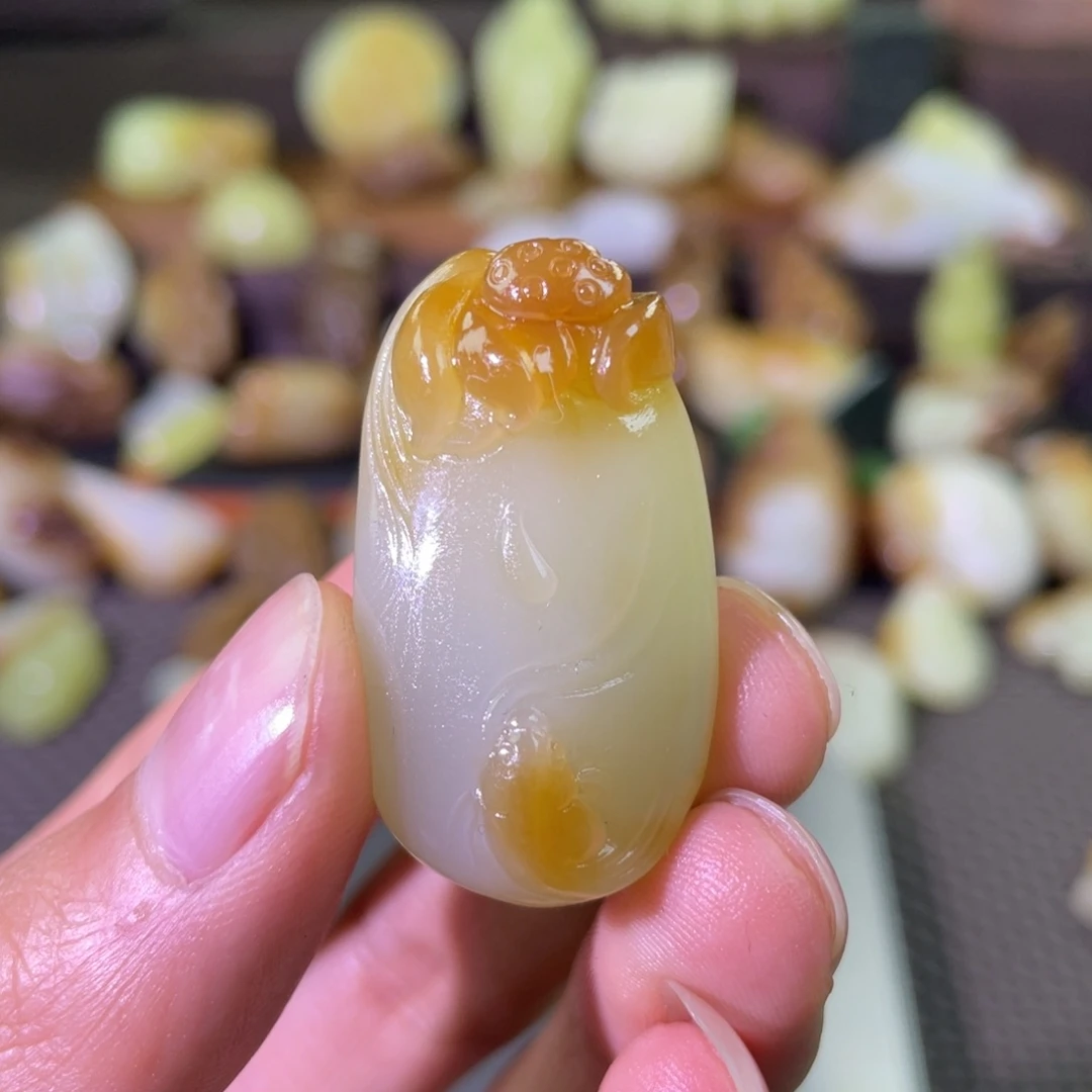 颈饰未镶嵌和田玉且末糖白莲年有鱼