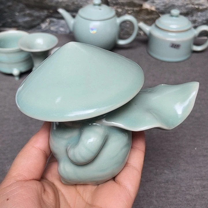 蓝***光微瑕熊猫香插原矿