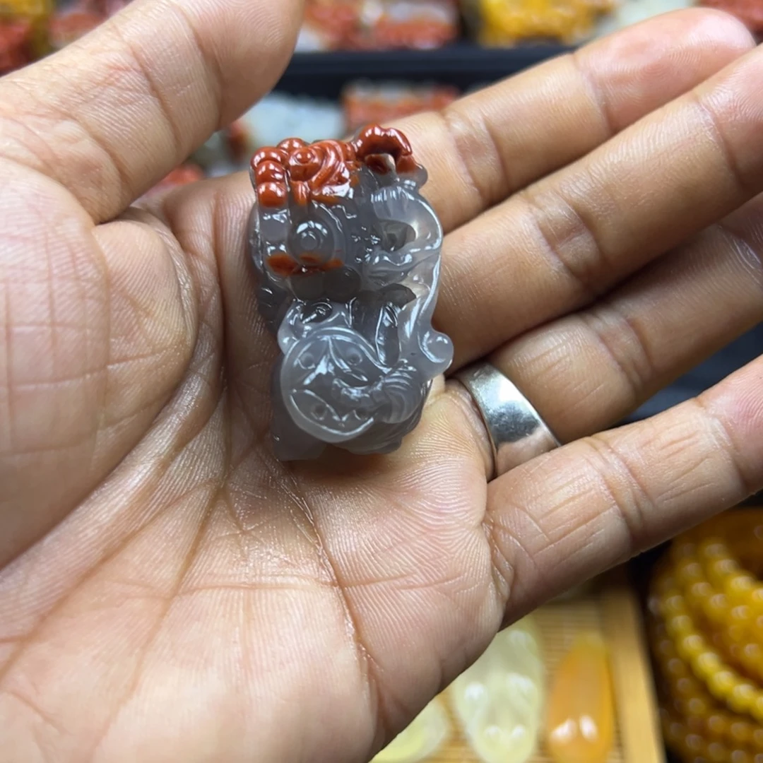 未镶嵌石英质玉（黄龙玉）颈饰
