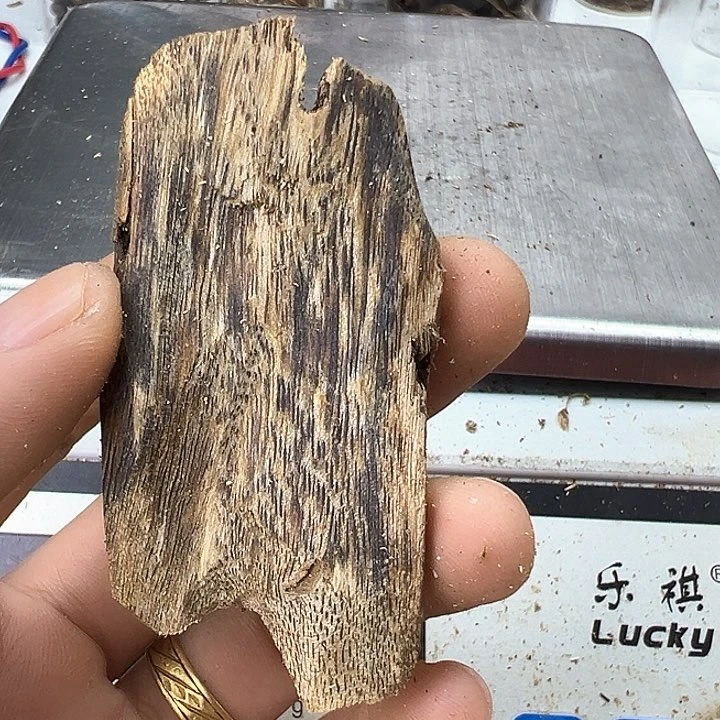 沉香沉香碎屑蓝宝石9克+
