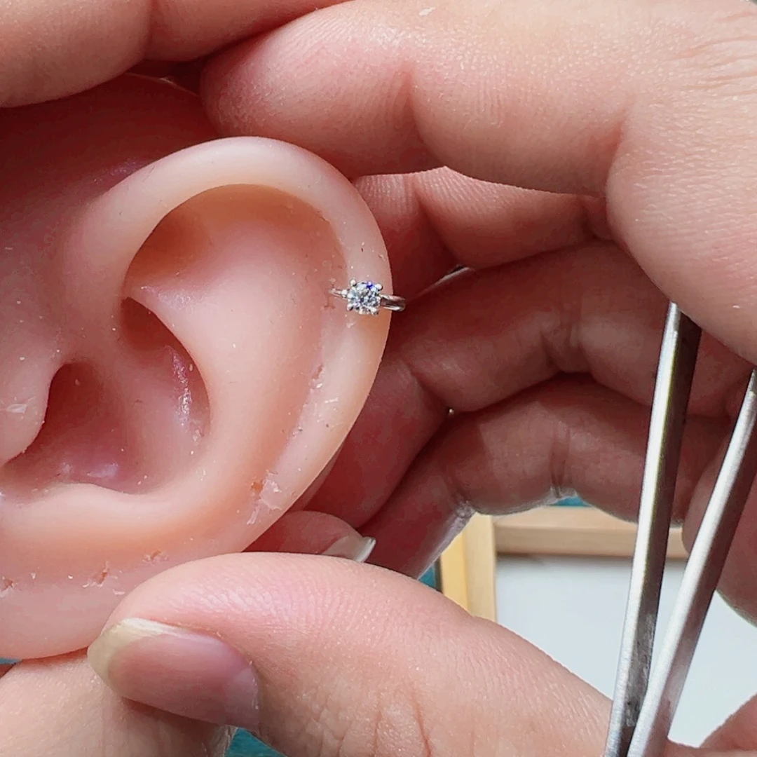 钻石耳饰18K金镶嵌半*ぃ四爪耳骨扣6mmK白