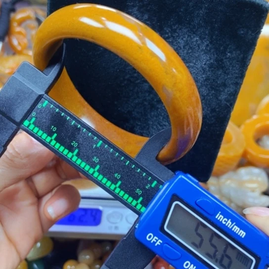 石英质玉（黄龙玉）未镶嵌颈饰