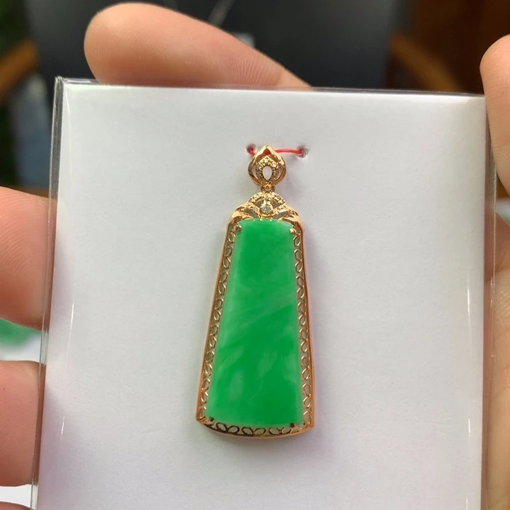 翡翠18K金镶嵌颈饰翡翠吊坠