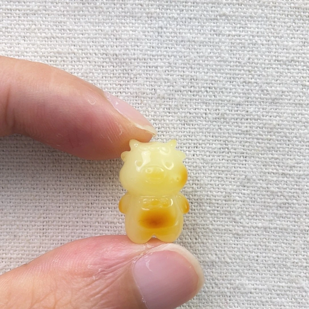 琥珀未镶嵌裸石奶牛
