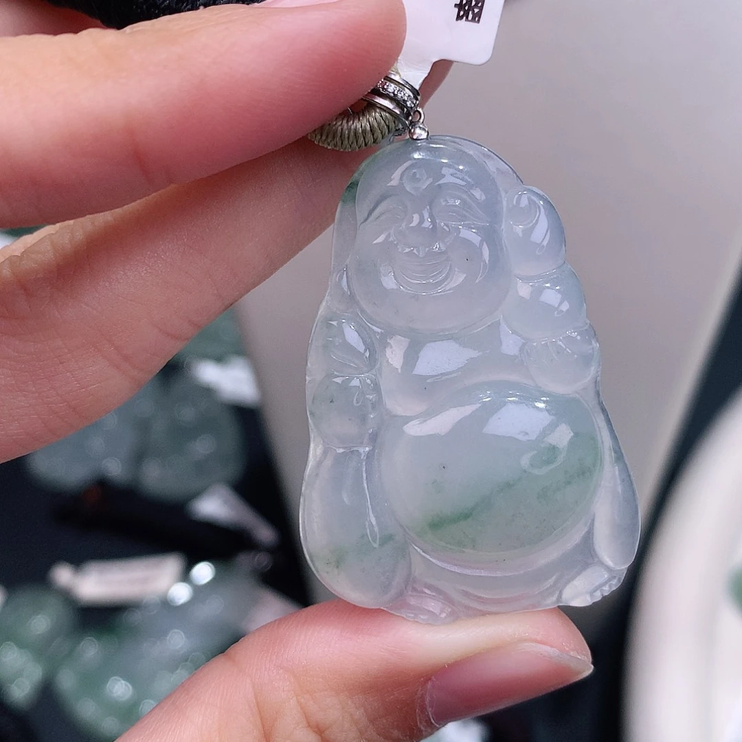 颈饰18K金镶嵌翡翠白底飘花布袋佛