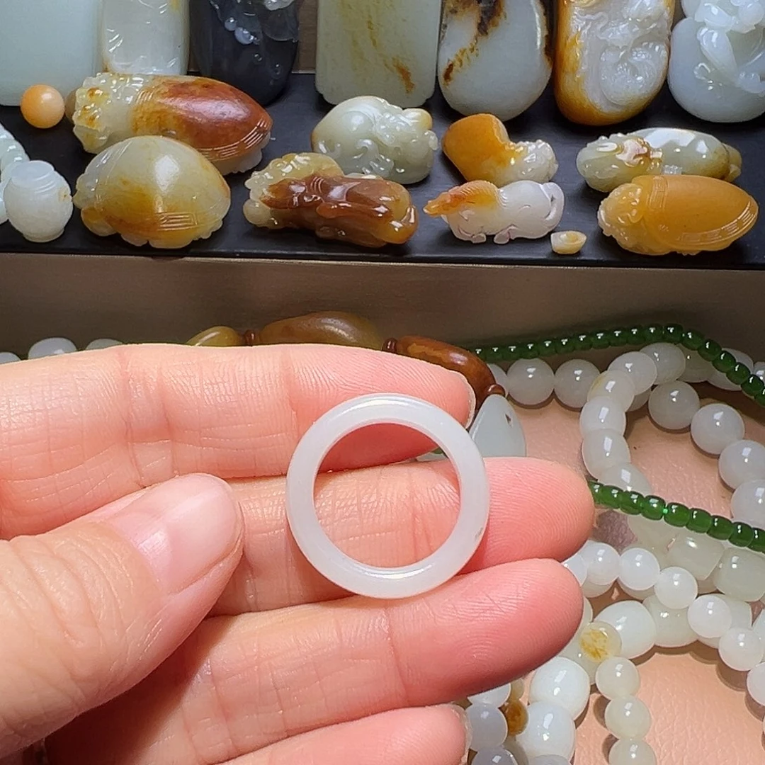 凯***南和田玉未镶嵌颈饰