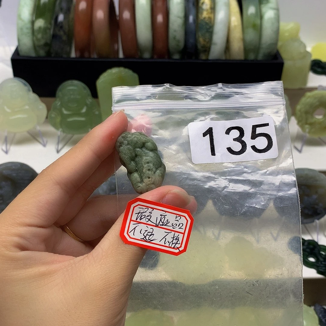 蛇纹石玉颈饰未镶嵌