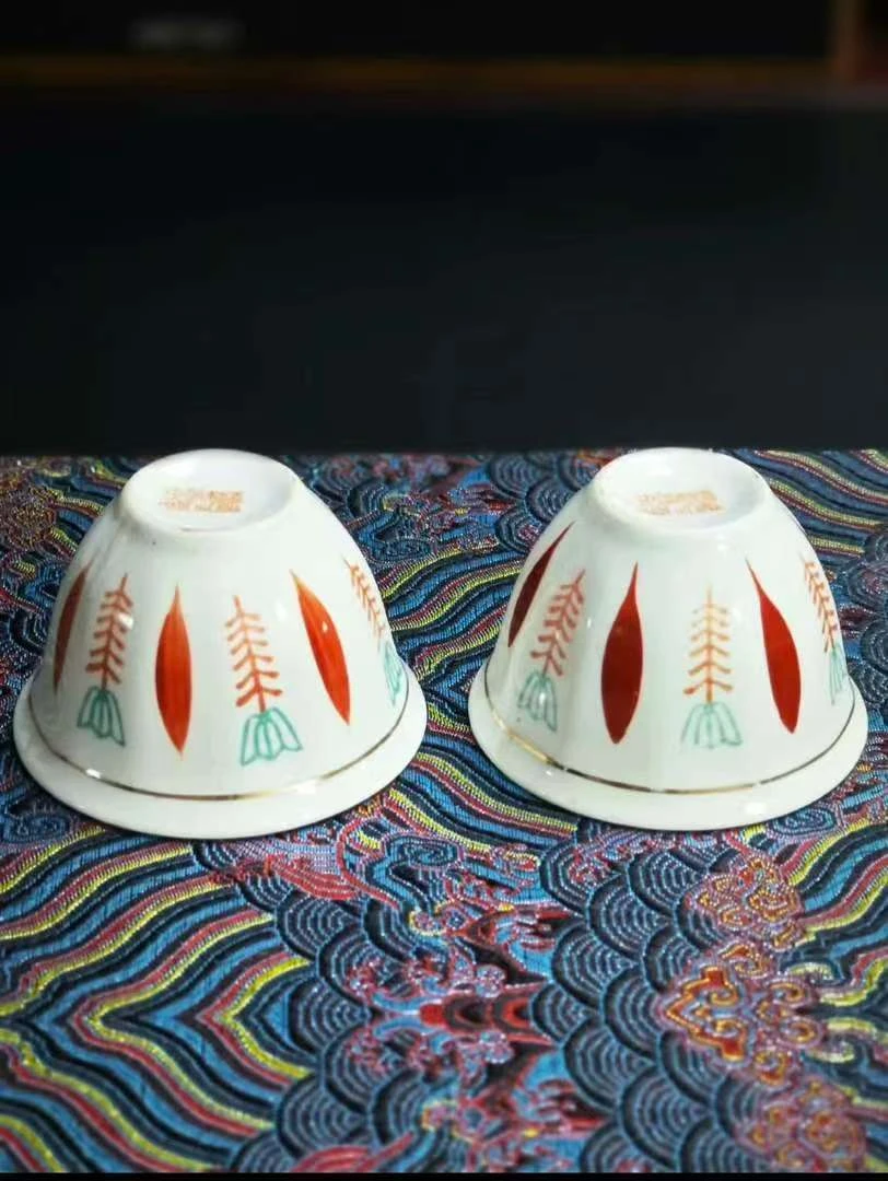 2个粉彩主人杯70年代库存，中国制作底款，