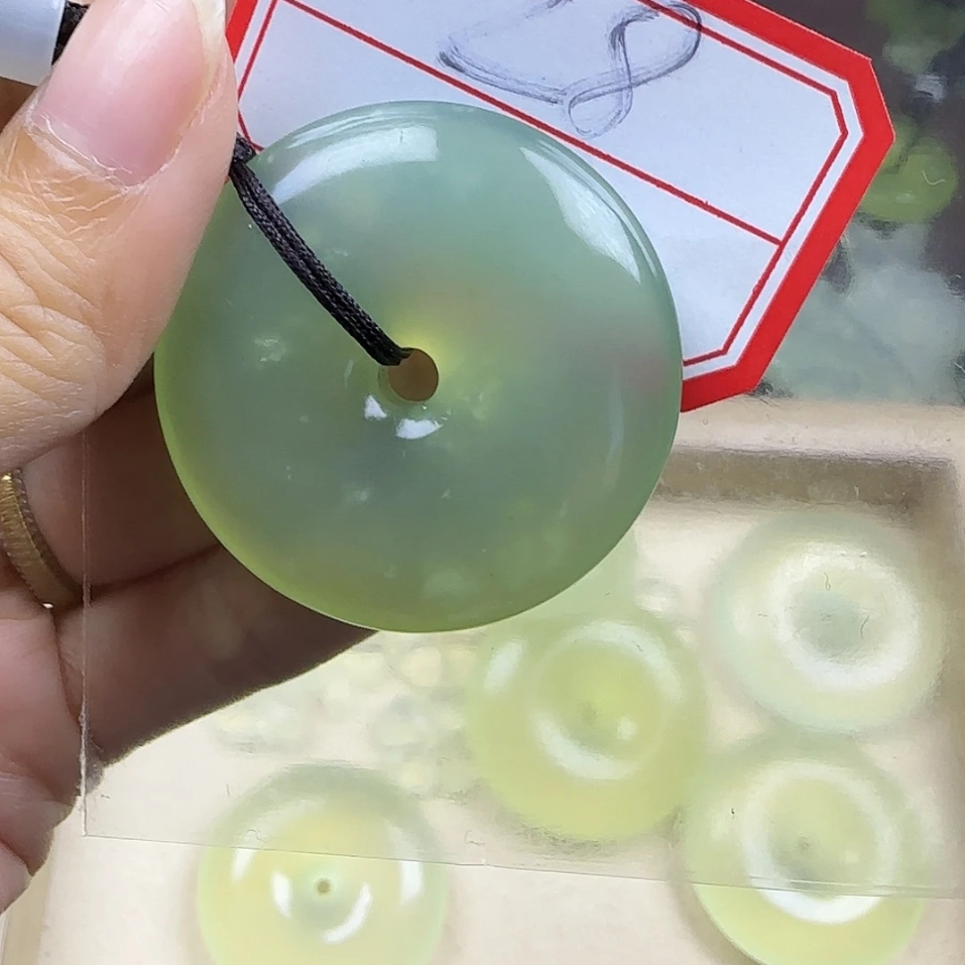 .***s蛇纹石玉未镶嵌颈饰