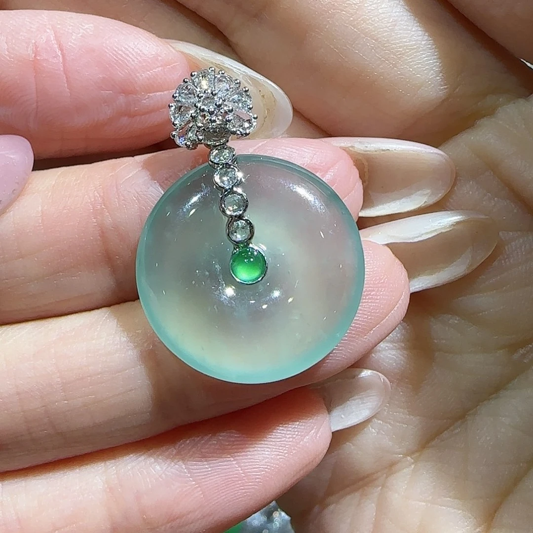 【闪购商品】颈饰18K金镶嵌翡翠猜***谁天然A货翡翠