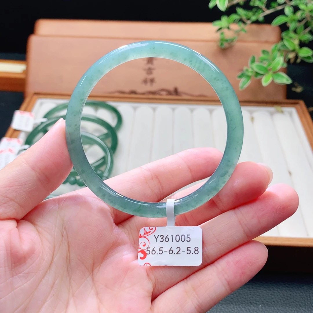 翡翠未镶嵌手镯（圆镯）