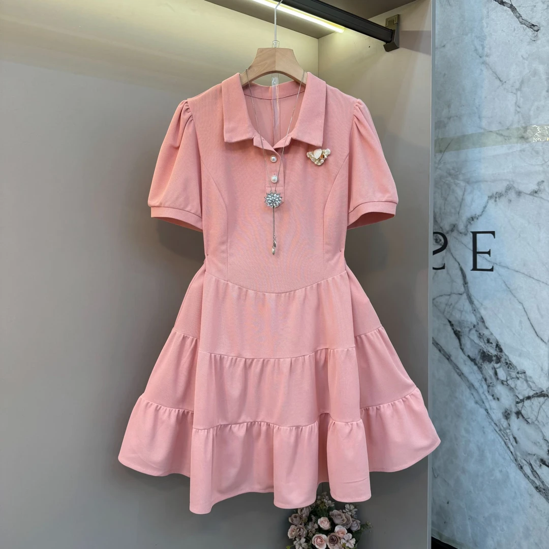 大码法式气质polo裙别致胸针设计2025夏新款微胖减龄显瘦短袖裙子