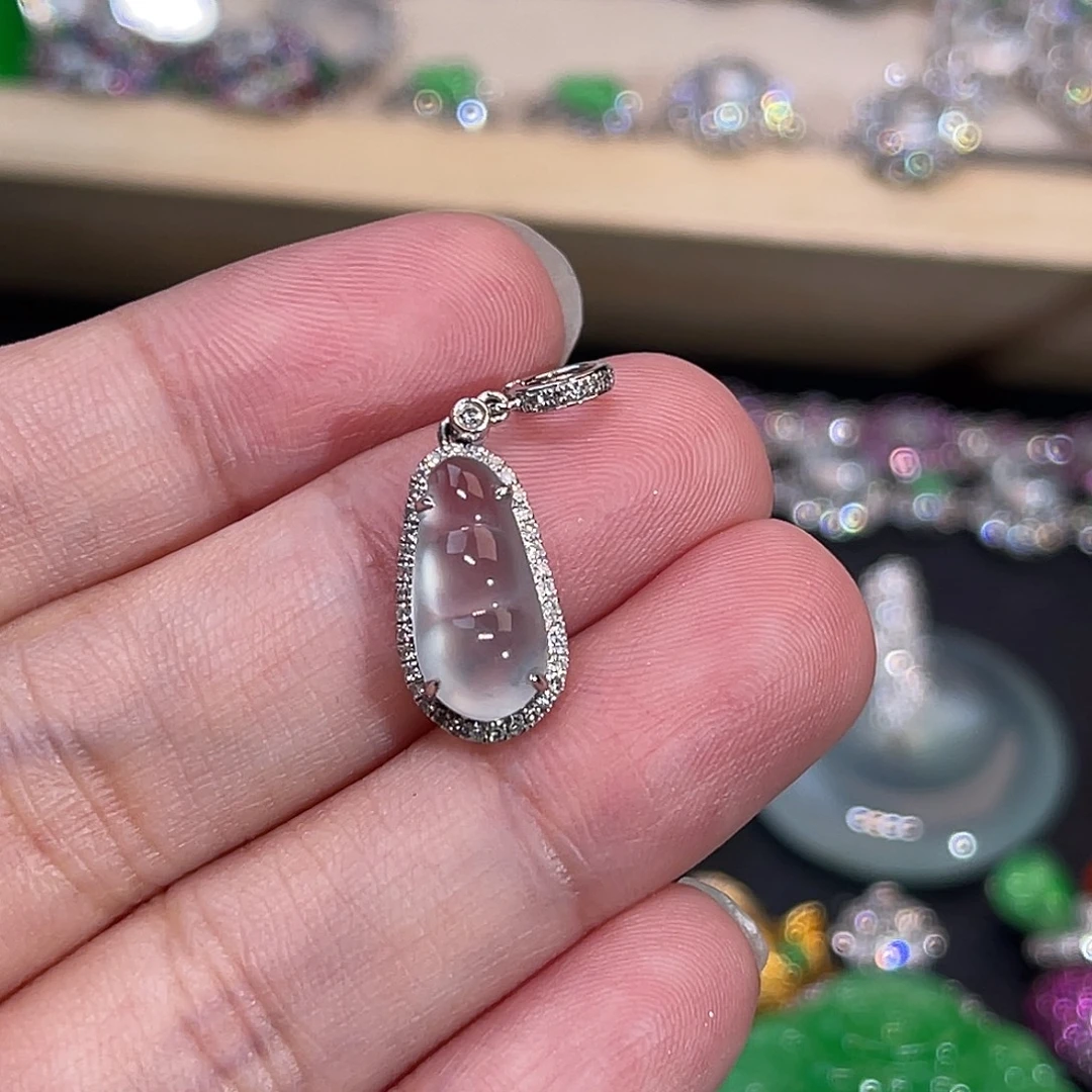 翡翠18K金镶嵌颈饰福豆