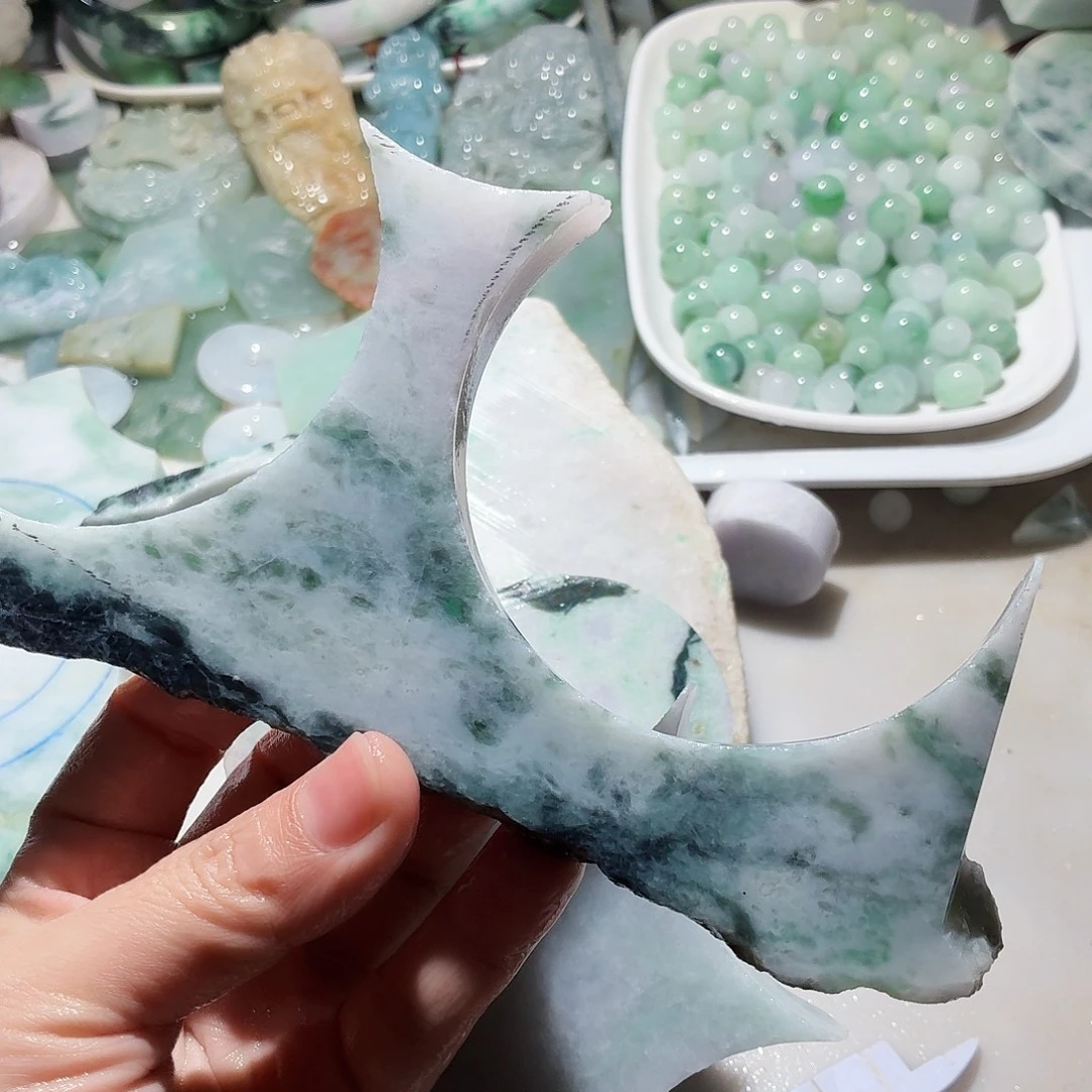 翡翠未镶嵌颈饰边角料