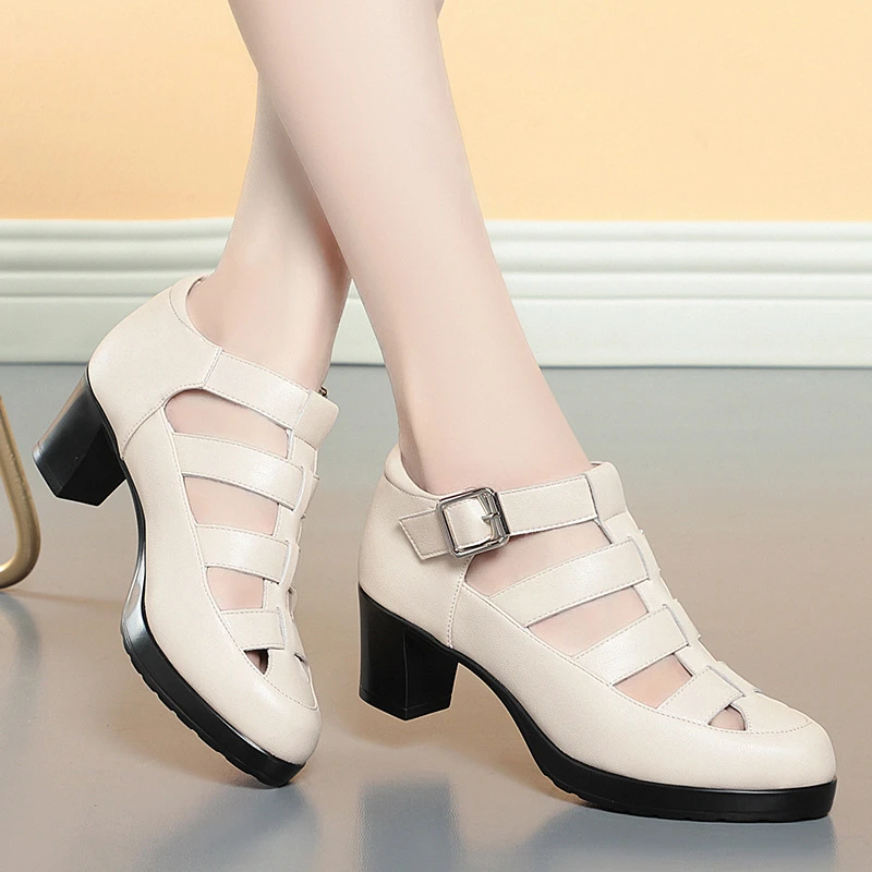 啄木鸟真皮包头凉鞋女夏季2025新款粗跟镂空编织女士罗马鞋中老年