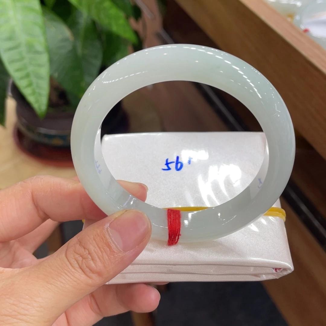 翡翠手镯未镶嵌天然翡翠