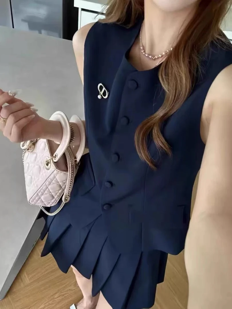 25夏新款时尚套装女设计感小众无袖马甲上衣防走光百褶短裙两件套