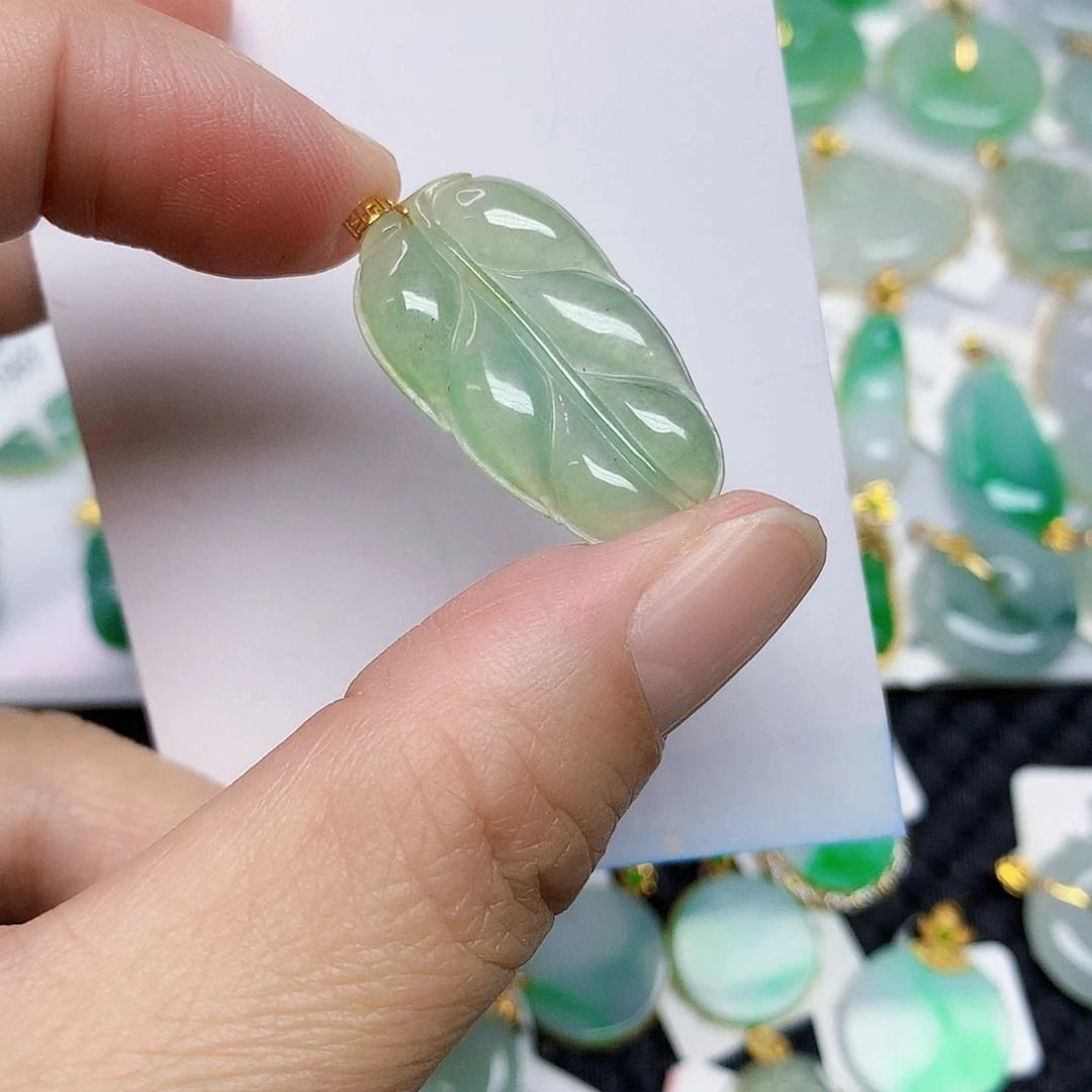 翡翠18K金镶嵌颈饰4567889