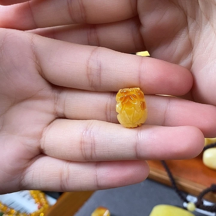 刘***杨裸石琥珀未镶嵌貔貅