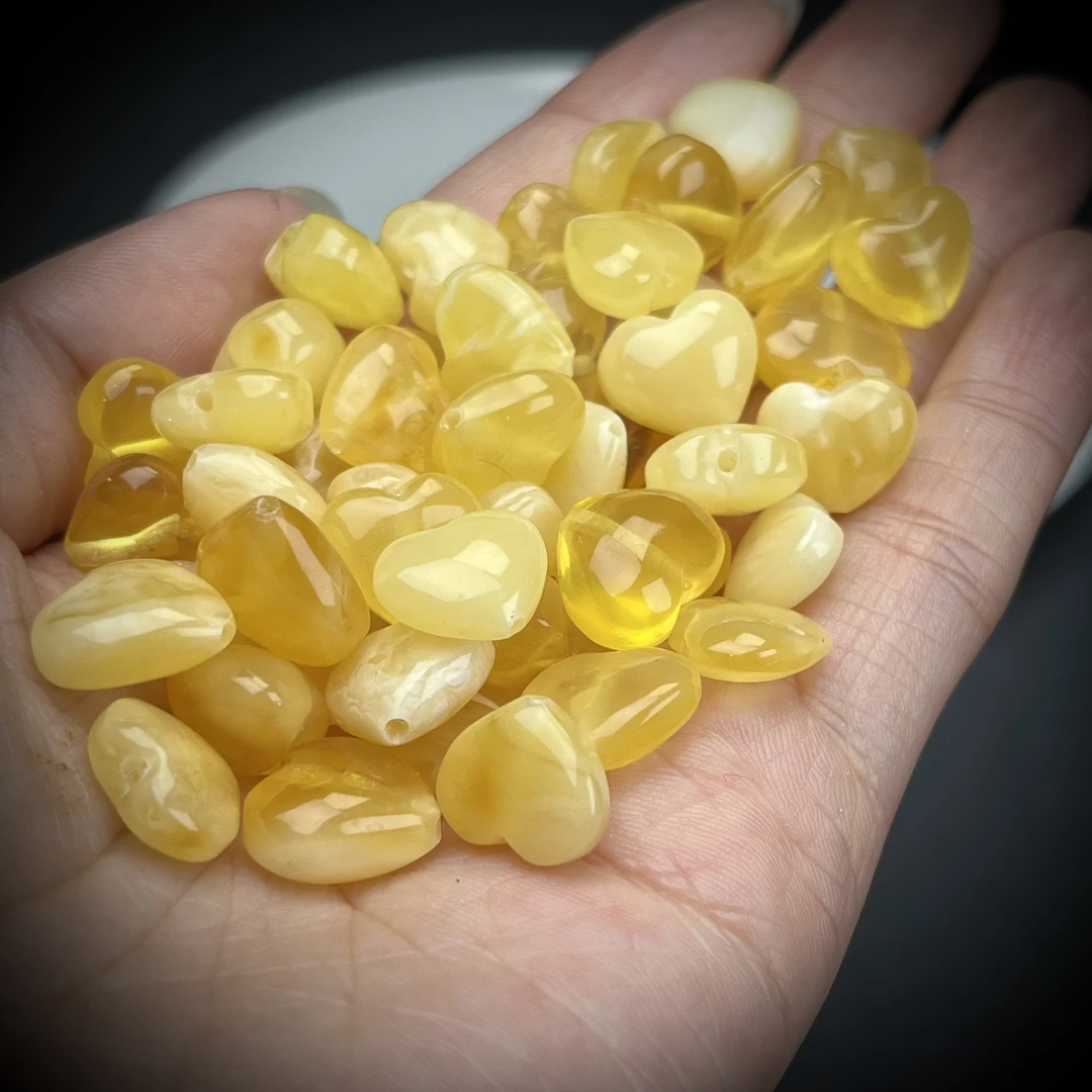 B023天然原矿蜜蜡小爱心一个 11mm左右 保真 支持鉴定