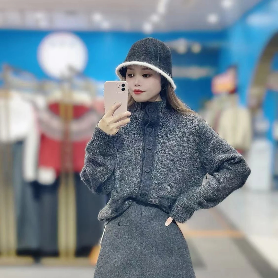 曼雪飞撞色杂毛排扣开衫