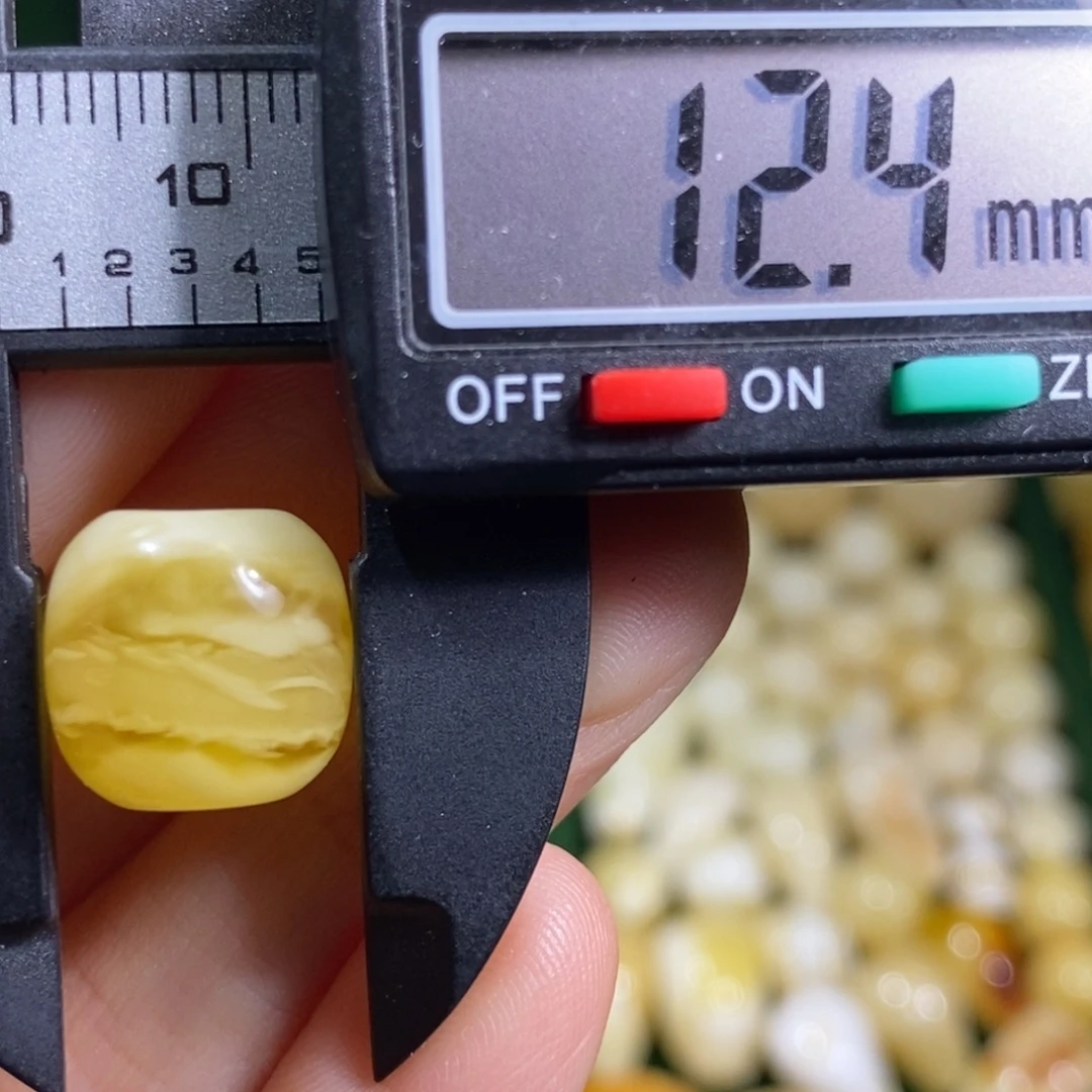 蜜蜡未镶嵌裸石微瑕