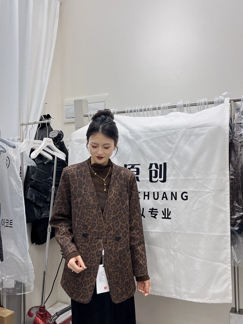 2536款《江城阔色》秋季新款麂皮绒V领长袖高级感西服外套轻奢西装